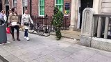 搞笑草人恶作剧，假扮草人恶搞路人，美女被吓惨了