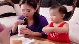 在小情人面前喂老婆吃饭，还三番五次逗闺女，小情人的反应太逗了