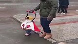 宝宝出门总乱跑，爸爸无奈想出这招，看完别笑！