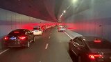四川遂宁观音湖穿隧道内 百辆车教科书式让道消防车