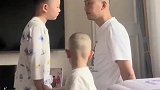 爸爸教训哥哥场面紧张，弟弟机智“解救”哥哥
