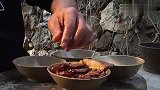 二哥今天用三斤肉做扣肉，上锅蒸3小时，两兄弟一人干掉了一大盘