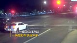 越野车急速闯红灯撞向路人，惊险时刻被一旁小车撞开，救回一命