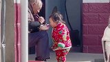 萌娃嘴馋，眼巴巴看爷爷