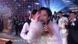 梅艳芳最后的一场演唱会，流着血垫尿布，曲终时倒在刘德华怀中