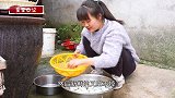 莹莹日记：咸鸭蛋自己在家做，咸香流油，一口咬下去真满足