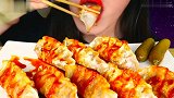 不露脸小姐姐，试吃黄金酥脆炸饺子，抹上辣火鸡酱太过瘾了