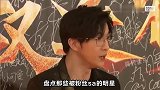 遭极端粉丝袭击明星，薛之谦被粉丝强吻，刘德华淡定面对疯狂粉丝