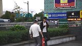 用灭火器喷射抽烟的路人！