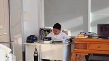 弟弟上网课时，老师夸奖了其他同学