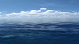 轮船航行深海，今天的海面特别平静，真漂亮，看着就舒服