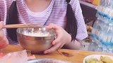 孩子吃饭不乖，竟然还翻白眼！看来是想挨揍了