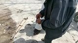 小潘看老师傅手艺不错，一天稳稳的赚100，这生意真让人羡慕？