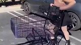 美国女孩拿购物车撞警车，警官直接怒了！