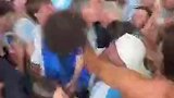 这是什么情况？施魏因施泰格和阿根廷球迷一起庆祝