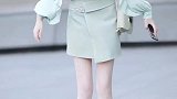 女人之所以美丽，是因为有好心情；之所以潇洒，是因为有自信