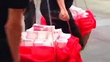 大哥你挑的动不，不行让我来！