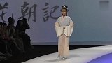 广东时装周雅文化次元服模特的古装搭配，显得女人味十足