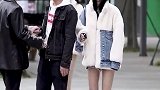 小妹妹，你得看着叔叔，如果你不小心叔叔会走神的