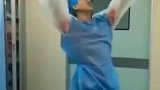 为给老婆减轻痛苦他在产房起舞