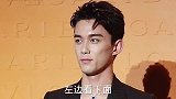 吴磊带两条项链出现在现场，看上去也沧桑了