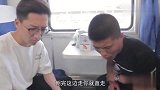 小伙火车上打电话，这指路方式真特别，太搞笑了