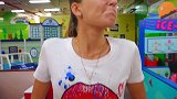 萌娃小可爱们的汉堡店开业了，小家伙们可真是会玩呢！
