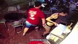 女服务员太性感了，遭男子揩油，女子如此应对让人佩服！