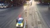 河南一男子过马路时突然加速冲向车子 被出租车撞飞当场不幸身亡