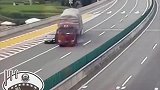 连警察都看不下去了，高速实线变道还怪人家车速太快