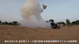 老外作死实验，把鞭炮放进水桶中，下一秒撒腿就跑