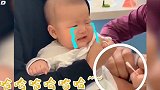 笑容逐渐消失！宝宝打针 眼泪虽迟但到。