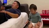 爸爸悠闲喝可乐萌娃这操作逗笑人