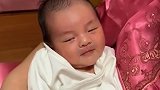 小宝宝这表情好搞笑，似笑非笑的样子实在是太萌了