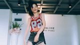 最近很火的姑娘，这舞蹈跳的太有节奏了，我都跟着摇起来了！