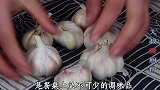 大蒜去皮有妙招，别一个个剥了，2分钟剥一头蒜，方法太棒了