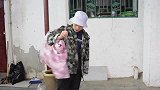 农村岳父进城看望女儿，婆婆嫌弃赶他走，女儿女婿做法感人