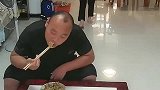 爸爸干活回来太饿了,偷偷吃了口饭,这也太烫了吧