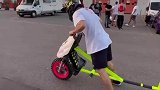 国外小伙改装超长踏板车