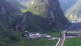 这是一个尖尖帽的山脉，这个帽子下面会不会有宝藏呢