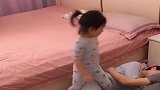 晚上趁女儿睡着了，老公非让老婆下来，一不小心尴尬了吧！