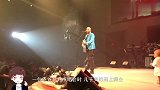 爸爸在开演唱会时，儿子突然跑上舞台，接下来一幕让全场观众沸腾