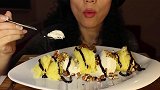 传统奥斯曼奶酪冰淇淋配哈尔瓦酥糖、核桃、巧克力酱，羡慕小姐姐