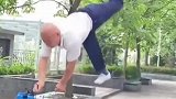 53岁大叔钢丝上用头倒立，头被钢丝勒破无数次