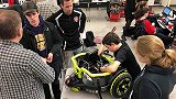 暖心！美国高中生将玩具电动车改装成轮椅，助力残障男童电动车