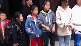 过年是孩子们最喜欢的节日，姑姑回家孩子们排队领红包