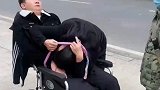 曾经是1米83小伙，因车祸导致瘫痪，妻子无法接受离婚