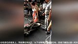 爆新鲜-20161013-东莞女子穿长裙坐摩托车被刮碎男友剪裙尴尬露出内裤