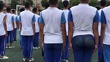 看到学生军训时的搞笑画面，果然没有实力是不能站最后一排的！