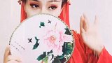 小姐姐这把扇子不错，可以借我玩几天